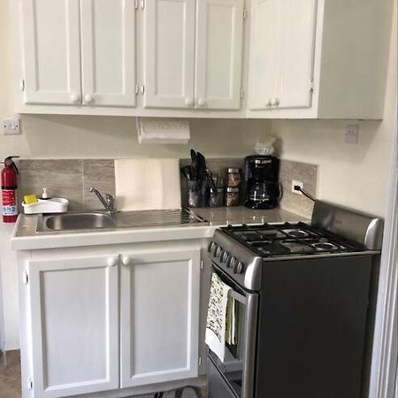 Kelly'S Studio Apartment - Rental Near Airport, Amenities And Bus Route Saint Philip Exterior foto