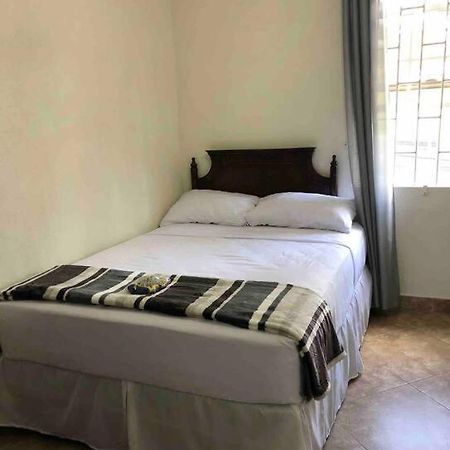 Kelly'S Studio Apartment - Rental Near Airport, Amenities And Bus Route Saint Philip Exterior foto