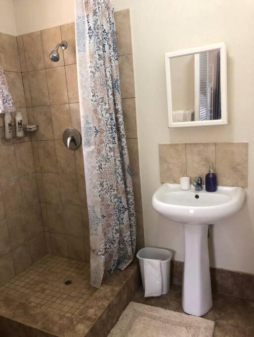 Kelly'S Studio Apartment - Rental Near Airport, Amenities And Bus Route Saint Philip Exterior foto